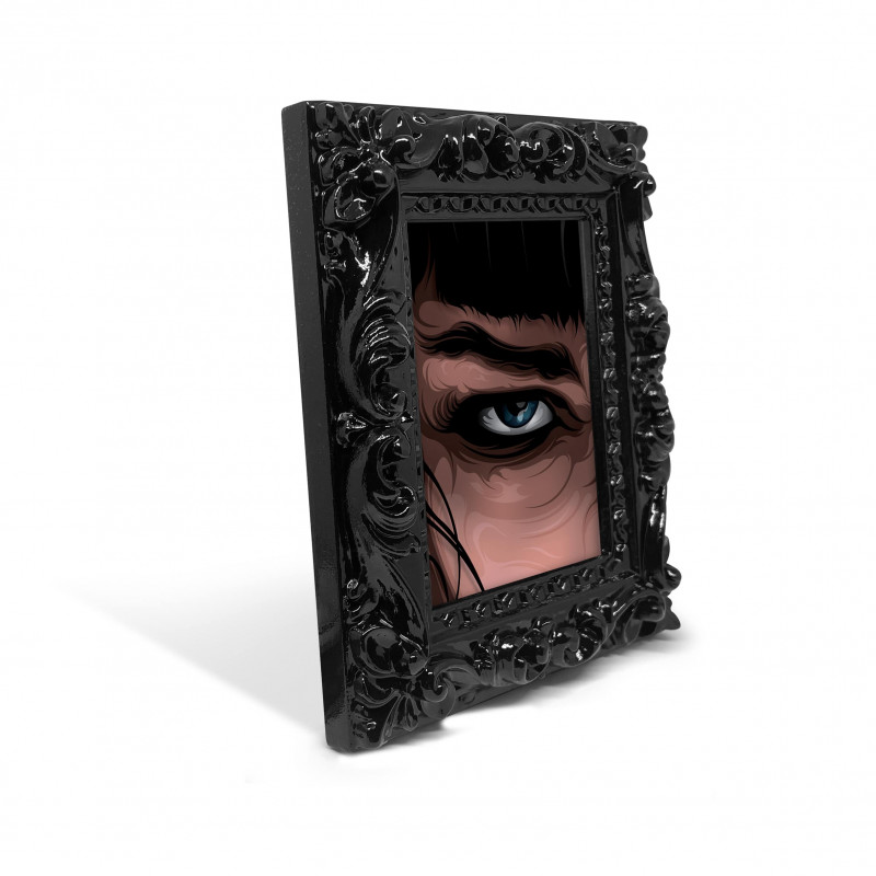 MIA EYE DX - Stampa digitale 11X13 cm del dettaglio dell'occhio di Mia Wallace in Pulp Fiction con cornice nera | Gloomy Stroke