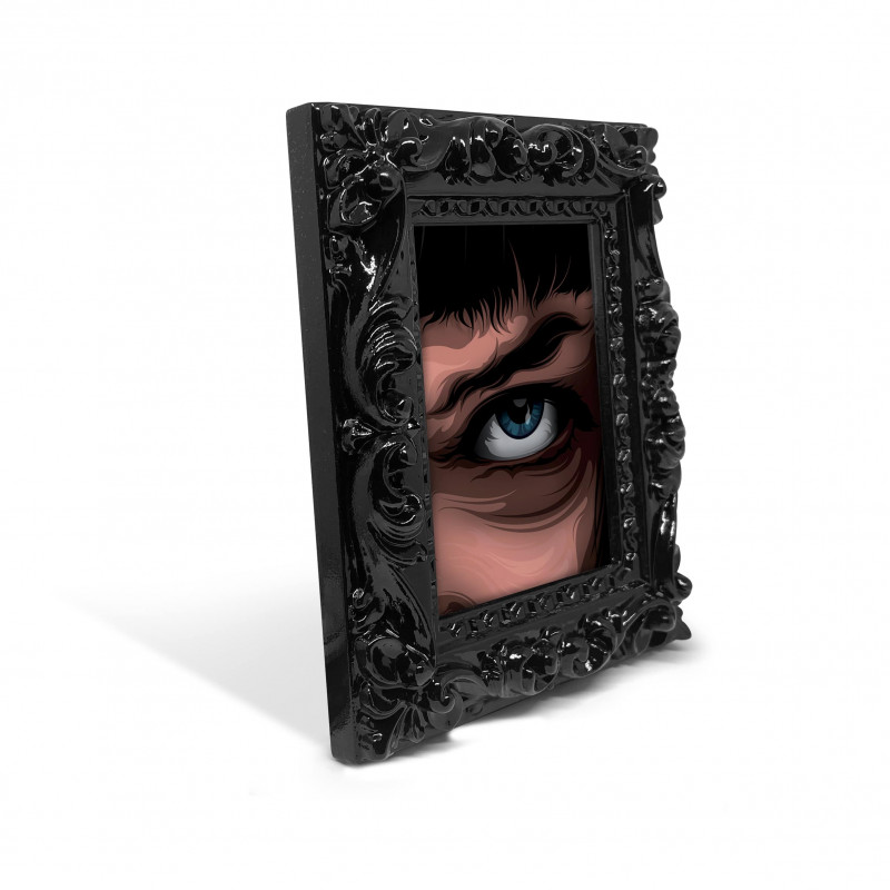 MIA EYE SX - Stampa digitale 11X13 cm dell'occhio di Mia Wallace in Pulp Fiction con cornice nera artigianale | Gloomy Stroke